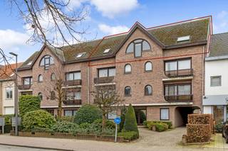 Goedgelegen dakappartement ca 158m² met 2 slaapkamers, zeer groot terras, zolder en twee garages.<br />In een appartementsgebouw, gelegen aan de Steenweg op Mol nr 6, op wandelafstand van de Grote Markt van Turnhout, betreden we via de glazen voordeur, de gang en nemen we de lift naar de bovenste verdieping. De entree van het appartement heeft een gastentoilet en vestiairehoek, met daarnaast een kleine technische berging. We lopen meteen door naar de ruime woonkamer op parket. Goede lichtinval is verzekerd door een raam voorin, en de grote schuifraam achteraan die uitgeeft het zeer ruime terras wat zicht biedt op een groot deel van de stad. Bij het terras hoort een gesloten berging waarin een infrarood saunacabine staat. <br />De leefruimte is verbonden met een ruime open keuken voorzien van koelkast, kookfornuis met dampkap, vaatwasser en een oven. Je geniet tijdens je ontbijt aan de grote boograam van de passage aan de straatkant. De keuken is voorzien van een geriefelijke voorraadberging. Vervolgens treffen we twee ruime slaapkamers aan waarvan de master uitgeeft op het terras. De badkamer is uitgerust met een ligbad en glazen douchescherm, de wastafel en het toilet en ruimte voor wasmachine en droger.<br />In het sas naar de kamers is er ook nog de ruime bergzolder, bereikbaar met een uitschuifbare houten trap.<br />Meer dan nuttig zijn de twee garages met metalen kantelpoort achter het hoofdgebouw, dewelke extra aan te kopen zijn à € 40.000.