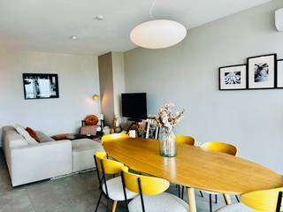 Op een gunstige locatie, vlak bij de Tentoonstellingswijk en Wilrijk, bevindt zich dit ruime en volledig gerenoveerde appartement van ca. 96 m², gelegen op de 12e verdieping. Dankzij de hoge ligging geniet u van een panoramisch uitzicht over Antwerpen, veel lichtinval en aangename privacy.<br /><br />TROEVEN<br />- Ca. 96 m² woonoppervlakte<br />- 12e verdieping met panoramisch uitzicht over Antwerpen<br />- Volledig gerenoveerd in 2020<br />- 2 ruime slaapkamers van ca. 18,12 m² en 17,34 m²<br />- Moderne open keuken met vaatwasser, koelkast, oven en inductievuur<br />- Ruime en lichtrijke leefruimte met grote raampartijen en dubbel glas<br />- Airconditioning in de leefruimte<br />- Zuidwestgericht terras van ca. 5,2 m²<br />- Extra buitenruimte van ca. 2,6 m², ideaal als afvalberging<br />- Badkamer en afzonderlijk toilet<br />- EPC-label B – 136 kWh/m²<br />- Privatieve kelderruimte<br />- Afgesloten gemeenschappelijke fietsenstalling<br />- Verzorgd gebouw met 4 liften<br />- Conciërge en pakjesdienst aanwezig<br /><br />CENTRALE EN GROENE LIGGING<br />De ligging is bijzonder praktisch. Een tramhalte bevindt zich vlakbij en belangrijke invalswegen zijn vlot bereikbaar. Naast het gebouw is ruime parkeergelegenheid en ook in de omliggende straten kan gratis geparkeerd worden.<br /><br />Ook liefhebbers van groen zitten hier uitstekend:<br />- Park Den Brandt: ca. 5 min. wandelen<br />- Nachtegalenpark: ca. 10 min. wandelen<br />- Zuidpark: ca. 15 min. fietsen<br /><br />GEMEENSCHAPPELIJKE KOSTEN<br /><br />- De gemeenschappelijke kosten omvatten onder meer het onderhoud en beheer van de gemeenschappelijke delen, de conciërgedienst, de pakjesdienst en een voorschot voor privatief water- en verwarmingsverbruik.<br />- Daarnaast wordt maandelijks een bijdrage aan het reservefonds betaald. Dit fonds is reeds ruim aangevuld, waardoor toekomstige en geplande renovaties financieel goed zijn gedekt.<br /><br />De huidige maandelijkse lasten zijn samengesteld<br /><br />KORTOM<br />Een ruim en instapklaar appartement met panoramisch uitzicht, twee ruime slaapkamers, een zuidwestgericht terras en een uitstekende ligging nabij stad en groen.<br /><br /><br /><br />