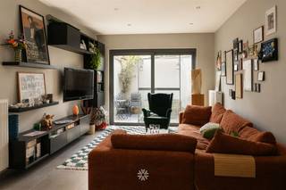 Gent - Gebroeders de Smetstraat: Ben je op zoek naar een leuke, gemeubelde rijwoning met binnenkoer te huur in Gent? Dan is dit pand mogelijk...