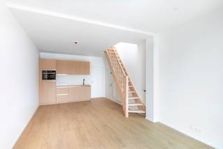 Dit appartement met fijn zonneterras is gelegen in een kleinschalige residentie die recent volledig werd gerenoveerd. Gelegen op de tweede en derde verdieping baadt dit appartement door de mooie raampartijen in het licht. <br />De leefruimte, gelegen aan de achterzijde van het gebouw, geniet van een knappe geïnstalleerde keuken. De aparte slaapkamer gelegen op de bovenverdieping beschikt aansluitend over een mooie badkamer met inloopdouche.<br />De centrumlocatie in de winkelwandelstraat Diestsestraat Leuven zorgt voor een heerlijke leefomgeving met tal van ontspanningsmogelijkheden in de onmiddellijke nabijheid.<br />Momenteel is dit appartement vrij van gebruik maar kan uiteraard indien gewenst steeds op korte termijn verhuurd worden.<br />Op zoek naar een heerlijke opportuniteit voor eigen bewoning of investering? Aarzel niet en contacteer ons voor een bezoek ter plaatse. info@covas.be // 016 40 60 20 // www.covas.be