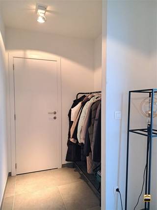 <p><span>Centraal gelegen recent appartement met 2 slaapkamers en ruim terras van 40 m²</span></p><p><span>Op zoek naar een ruim en instapklaar appartement op een uitstekende locatie? Dan is dit recente <br />appartement precies wat u zoekt. Dankzij de centrale ligging bevinden winkels, horeca en een <br />openbare parking zich op wandelafstand, terwijl u thuis geniet van alle comfort en een ruim <br />terras van ca. 40 m². </span></p><p><span>Via de inkomhal met gastentoilet komt u terecht in de lichtrijke leefruimte, waar een groot <br />schuifraam zorgt voor een aangename verbinding met het ruime terras. Aansluitend bevindt <br />zich de volledig ingerichte keuken, uitgerust met een koelkast met diepvriesvak, oven, <br />keramische kookplaat, dampkap en vaatwasser. Naast de keuken is er een praktische berging <br />met aansluiting voor een wasmachine. Bovendien is het appartement voorzien van een <br />waterontharder. </span></p><p><span>De nachthal geeft toegang tot twee volwaardige slaapkamers en de badkamer. Deze beschikt <br />over een moderne inloopdouche, een dubbele wastafel met badkamermeubel en een tweede <br />toilet. Ook vanuit de achterste slaapkamer heeft u rechtstreeks toegang tot het zonnige terras.</span></p><p><span>Als extra troef beschikt het gebouw over een gemeenschappelijke fietsenstalling. </span></p><p><span>Momenteel is het appartement verhuurd en kan het dus ook als een vastgoedbelegging of<br />opbrengsteigendom aangekocht worden. Bij het appartement zelf hoort er geen <br />autostandplaats wel is er parkeergelegenheid in de onmiddellijke omgeving.</span></p><p><span>Interesse in dit comfortabele appartement met een uitzonderlijk ruim terras? <br />Neem gerust contact met ons op voor meer informatie of een bezichtiging via<br />012 26 22 05 of info@hetimmohuis.be</span></p>