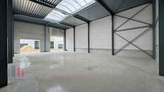 Nieuwbouw KMO-unit met een oppervlakte van 240 m² te huur met een fantastische ligging langs de commerciële Brusselbaan te Hekelgem (Affligem).De...