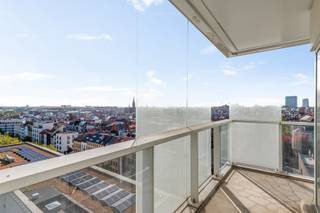 <p>Deze zonovergoten unit maakt deel uit van een indrukwekkend torengebouw genaamd “De Parktoren”, een opvallende baken in het Antwerpse dankzij de schitterend witte gevel én futuristisch ontwerp.</p>
<p>Gelegen op een absolute toplocatie waar groen en stadsdynamiek moeiteloos samenkomen. Met het uitgestrekte Park Spoor Noord pal voor de deur en trendy hotspots, het openbaar vervoer en tal van campussen op slechts een steenworp afstand, genieten studenten hier van het beste van beide werelden!</p>
<p>De praktische indeling van de studio (30 m²), de hoge plafonds én riante raampartijen zorgen voor een heerlijk, ruimtelijk gevoel. De open keuken sluit hier perfect aan en zorgt voor een extra dosis hedendaags wooncomfort. De absolute troef is zonder enige twijfel het aangename terras van maar liefst 18 m², hier komt men volledig tot rust, hoog boven de stad, met een prachtig panoramisch uitzicht over de Antwerpse skyline. De moderne badkamer werd ingericht met een ruime douche, lavabo en toilet. Tot slot is er nog een technische ruimte aanwezig die werd voorzien van aansluitingen voor was-en droogmachine.</p>
<p>Als kers op de taart is er nog een private fietshaak voorzien.</p>
<p>Kortom, een bijzonder adres voor studenten en een interessante opportuniteit voor investeerders! </p>
<p><strong>Pro forma rendement:</strong> € 600,00 huur/maand wat zorgt voor € 7.200,00 op jaarbasis. Dit resulteert in een rendement van 4 %.</p>
<p><strong>Maandelijkse kosten: </strong>provisie van € 98,90 (inclusief verwarming, lift, camerabewaking, onderhoud en schoonmaak, water en elektriciteit gemene delen, syndicus, …). De kosten worden per kwartaal opgevraagd, met vervolgens een jaarlijkse afrekening.</p>
<p><strong>Technische gegevens: Private berging aanwezig! </strong>Geïsoleerd dak, geïsoleerde muren, HR-beglazing in aluminium, centrale verwarming op gas via een condenserende ketel (collectief), ventilatie aanwezig. <strong>Elektriciteit is conform!</strong></p>
<p><strong>Stedenbouwkundige inlichtingen en bodemattest aanwezig. Bevindt zich niet in een risicozone voor overstromingen (P- en G-score C). Renovatieverplichting en asbestattest niet van toepassing gezien het eigendom werd gebouwd in 2014.</strong></p>