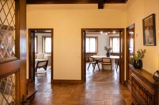 ONTDEK DE NIEUWE, VERLAAGDE PRIJS: de Direct Kopen prijs ging van € 875.000 naar € 795.000.<br /><br />ONTDEK WAT DEZE PRACHTIGE EIGENDOM OP EEN TOPLOCATIE TE BIEDEN HEEFT:<br /><br />In de www.pyckestraat29.be (url kopiëren en plakken indien doorklikken niet lukt) in Kortrijk stellen we jou graag deze prachtige eigendom voor. Aan plaats in ieder geval geen gebrek! En aan authenticiteit evenmin. Het schrijnwerk, de vloeren, de plafonds, ... één voor één mooie elementen om te combineren met een hedendaagse touch. Per verdieping (gelijkvloers, 1ste verdieping, zolder en kelder) is er 200 m² beschikbare oppervlakte. En de ligging, die is TOP!<br /><br />OPTIES:<br />- ruime gezinswoning<br />- kangeroewonen in 2 afzonderlijke delen van het gebouw<br />- wonen en werken combineren onder één dak<br />- een aantrekkelijk cohousing project of B&B op een topligging<br /><br />Via www.pyckestraat29.be kan je een afspraak inplannen om een bezoek te brengen. Ook via de website verneem je veel meer, zoals een uitgebreide omschrijving, foto's, 360° rondgang, documenten, … <br /><br />Groeten, Hendrik van Henry Houser
