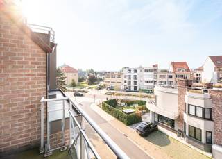 Appartement prêt à emménager avec 2 chambres, à proximité du centre de Coxyde-Bains.<br /><br />Cet appartement est situé au 3e étage de la résidence à taille humaine Together I, où règne le calme. L'immeuble se trouve à environ 100 mètres de la Zeelaan et à quelques pas de la mer. Un emplacement idéal, donc, tant pour une résidence principale que pour une seconde résidence.<br /><br />L'appartement est divisé comme suit : hall d'entrée avec spacieuse armoire-vestiaire | buanderie avec raccordements pour lave-linge et sèche-linge | toilette séparée avec lave-mains | chambre principale avec armoires encastrées et accès à un balcon ensoleillé | deuxième chambre avec armoires encastrées et lit simple | salle de douche avec douche, lavabo sur meuble et 2e toilette | séjour spacieux avec cuisine ouverte et accès à la terrasse à l'avant.<br /><br />La résidence dispose d'un local vélos commun. Il est également possible d'acquérir un emplacement de parking privé au sous-sol (prix demandé : 30.000,00 euros).<br /><br />Vous êtes à la recherche d'une seconde résidence à deux pas du centre commerçant, avec emplacement de parking ? N'hésitez pas à nous contacter !