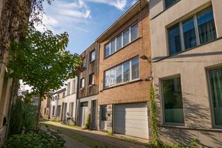 <p><span>Stadswoning met ruime garage in de groene straatjes van Oud-Berchem</span></p><p><span>Wonen in de stad, met groen voor de deur en een ruime eigen garage? In de Woeringenstraat 10 ontdek je deze te renoveren woning. De heraanleg tot tuinstraat gaf de straat een groener karakter en draagt bij aan de opwaardering van deze gezellige stadsbuurt. Hier woon je tussen de kleine straatjes van Oud-Berchem, met het stadsleven binnen handbereik.</span></p><p><span>Een opvallende troef is de diepe garage op het gelijkvloers. Naast enkele wagens is er heel wat ruimte voor fietsen, een werkbank of opslag. Een praktisch voordeel voor wie graag in de stad woont en extra plaats kan gebruiken.</span></p><p><span>De woning is momenteel ingedeeld in twee wooneenheden en beschikt over een oppervlakte van ca. 241 m² volgens het EPC. De inrichting en afwerking zijn verouderd en vragen om renovatie. Dat biedt ruimte om de woning naar eigen smaak en woonbehoeften aan te pakken.</span></p><p><span>Met EPC-label D (375 kWh/m²/jaar) geldt er momenteel geen energetische renovatieverplichting bij aankoop.</span></p><p><span>Het pand is verhuurd. Opzegging na de akte is mogelijk met een opzegtermijn van zes maanden, mits naleving van de toepasselijke wettelijke en contractuele voorwaarden.</span></p><p><span>Interesse in een renovatieproject met een ruime garage in Oud-Berchem? </span></p><p><span>Contacteer Verlimmo Vastgoed Schoten voor een bezoek ter plaatse <span>www.verlimmo.be</span></span><span> </span></p><p><span> </span></p><p><span>*De vermelde bewoonbare oppervlakte is gebaseerd op de bruikbare vloeroppervlakte zoals vermeld op het EPC-verslag</span></p><p><span> </span></p>