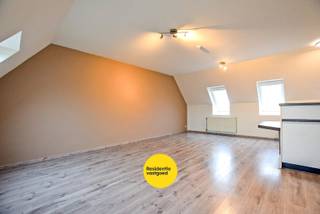 In het centrum van Veurne bevindt zich dit aangename instapklare dakappartement van 61 m², perfect voor wie comfortabel en centraal wil wonen. De vele raampartijen zorgen voor een overvloed aan natuurlijk licht en creëren een open en luchtige sfeer. Het appartement beschikt over een ruime leefruimte met een volledig uitgeruste open keuken, afgestemd op hedendaags wooncomfort. Via de nachthal bereiken we de ruime slaapkamer met ingebouwde kast en extra berging. De badkamer is voorzien van een lavabomeubel en een douche. Daarnaast is er een praktische berging en een aparte wasplaats binnen het appartement. Extra pluspunten zijn de privatieve kelderberging, de gemeenschappelijke fietsenberging en de vlotte toegankelijkheid via zowel lift als trap. Een ideale woonst of interessante investering op een topligging in Veurne en vlakbij de kust.<br />Interesse? Neem gerust contact op voor meer informatie of een bezoek ter plaatse.<br />De privatieve kelderberging zit inbegrepen in gepubliceerde prijs. <br />De vermelde prijs is een richtprijs; elk bod wordt voorgelegd aan de eigenaar, die het recht behoudt dit te aanvaarden of te weigeren