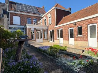 Eclectisch burgerhuis met landelijke verzichten op 2659 m² in centrum Kuurne.<br /><br />Reeds 4 generaties zijn gehuisvest in deze karakterwoning. Sinds 1928 is deze bewoond en altijd onderhouden door deze familie. Nu verkoopt de familie dit prachtig en echt logisch ingedeeld huis.<br /><br />Statige inkom met opvallende trappenhal met een glaskoepel (glas in lood), marmerafwerkingen en een uitzonderlijk schilderij van de Vlasserstreek. Een aparte wachtruimte of bureau is voorzien, alsook nog een oud telefoon-kamertje (momenteel vestiaire). De inkom loopt door tot aan de achterliggende keuken.<br />Aan de rechterzijde van de woning is er een authentieke leefruimte. Hoge plafonds, uitzonderlijk parket en een tussendeur met uniek gekleurd glas (glas-in-lood, met de 4 seizoenen uitgebeeld).<br /><br />In de uitbouw is er een grote keuken. Alle nodige toestellen en plaats om ook hier een grote eettafel te plaatsen. Verder is er aansluitend een groot terras en achteraan het huis verschillende bergingen.<br /><br />Het verdiep bevat 5 slaapkamers en een badkamer (douche en bad) op de gang is er een apart toilet. Een vaste trap brengt ons naar het zolderverdiep. Deze is niet in gebruik en kan zeker nog dienst doen voor extra slaapkamers, hobbykamers,.. De zolder vloer is geïsoleerd.<br /><br />Verder heeft een woning een zeer ruime en droge kelder en een diepe en hoge garage.<br /><br />Een goeie oriëntatie is verzekerd maar vooral dit landelijk verzicht maakt deze eigendom zeer speciaal. Achteraan is er een klein landhuisje die dienst doet als schuilhok voor de dieren en tuingerief.<br /><br />PLUSPUNTEN:<br />+ uitzonderlijk vastgoed met een zeer rijke geschiedenis<br />+ logische indeling<br />+ zonnepanelen, bijna volledig dubbele beglazing aanwezig, isolatie en overal CV op gas.