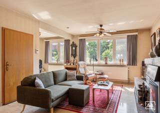 <p><span>Située à proximité immédiate de l'abbaye de Park, cette maison semi-ouverte se trouve dans un quartier extrêmement calme. </span></p><p><span> </span></p><p><span>Avec ses 152 m² de surface habitable et un sous-sol complet, c'est une maison pratique et spacieuse.</span></p><p><span>L'entrée de la maison se trouve sur le côté de la propriété.</span></p><p><span>Au rez-de-chaussée, on trouve un hall d'entrée avec vestiaire et toilettes invités. L'espace de vie comprend un coin salon spacieux, une salle à manger et un bureau séparé.</span></p><p><span>La cuisine est ouverte sur l’espace de vie et offre suffisamment de place pour y installer une table de petit-déjeuner.</span></p><p><span>Depuis la cuisine, on accède à la terrasse qui donne sur le jardin.</span></p><p><span> </span></p><p><span>L'escalier mène à l'étage, où se trouvent deux chambres spacieuses </span></p><p><span> </span></p><p><span> Cette spacieuse maison se compose d’un hall d’entrée donnant accès à un espace de vie lumineux avec cuisine ouverte et accès à la terrasse.</span></p><p><span>L'escalier ouvert en bois nous mène au premier étage où se trouvent la chambre principale avec dressing intégré ainsi qu'un espace bureau aménagé entièrement sur mesure. À cet étage se trouvent également une deuxième chambre à part entière et la salle de bains moderne équipée d'une douche à l'italienne. Il y a également un grenier aménagé pouvant servir d’ , de 4e/5e chambre ou d’espace polyvalent.</span></p><p><span>Les chambres situées à l'arrière sont équipées de la climatisation et toutes les chambres disposent de volets roulants électriques.</span></p><p><span>Cette maison est en excellent état et bénéficie d’une orientation idéale. Les dépenses énergétiques mensuelles sont limitées grâce à son excellent score énergétique de 168 kWh/m² (Label B). </span></p><p><span>La maison est prête à emménager, dispose d’un sous-sol complet et d’un jardin bien entretenu avec deux terrasses.</span></p><p><span>Le garage intégré offre un espace de stationnement pour une voiture ou un vélo, et une borne de recharge électrique est déjà installée.</span></p><p><span>Le centre de Louvain est facilement accessible, et la bretelle d'accès à l'E40 ainsi que la zone industrielle de Haasrode ne sont qu'à quelques minutes. </span></p><p><span> </span></p><p><span>Cela vous intéresse ? Réservez dès maintenant votre visite pendant le week-end des 19 et 20 août.</span></p><p><span> </span></p>