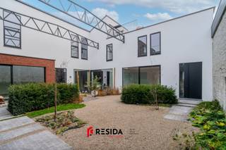 Welkom in Kortrijk! De site “Nieuwenhuyze” staat voor duurzaam en energiezuinig wonen in een bruisende stad, met tegelijk de rust en privacy van je eigen cocon. Dit kleinschalige nieuwbouwproject bestaat uit 4 exclusieve lofts (reeds 50% verkocht!), elk met een unieke grootte en indeling. Het project is gelegen in het hart van Kortrijk, op wandelafstand van de Leie.<br /><br />TROEVEN:<br />- Nieuwbouw met hoogwaardige afwerking<br />- Unieke lofts met veel licht en ruimte<br />- Centrale ligging nabij de Leie<br />- Rustig wonen in een levendige stad<br />- ...<br /><br />Hier heb je nog de keuze tussen twee unieke lofts:<br />- loft met inpandige garage en dakterras;<br />- loft met een gezellige stadstuin.<br /><br />Beide lofts beschikken over 3 ruime slaapkamers en een private tuin in de binnenkoer, waardoor rust en privacy gegarandeerd zijn, nabij het centrum.<br /><br />Centrale ligging in Kortrijk nabij de Leie = wonen met karakter, comfort én toekomstvisie.<br /><br />BOEK SNEL JOUW AFSPRAAK. <br /><br /> (*) Aankoopprijs zonder BTW en kosten