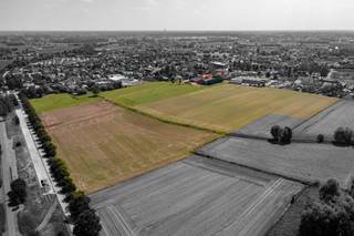 In centrum van Zedelgem gelegen projectgrond op 1,15 ha waarvan circa 2.250 m² gelegen in woongebied.Op de grond staan nog 3 woningen en een...