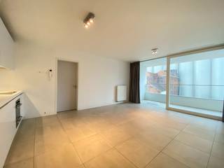 Nieuwbouwappartement gelegen in het project "Balk Van Beel" in de autovrije stadswijk "Tweewaters".<br /><br />Het appartement is gelegen op de derde verdiepingen en omvat een leefruimte , geïnstalleerde keuken, 1 slaapkamer met aansluitend de badkamer met bad/douche combinatie.<br />Daarnaast beschikt u over een opbergkelder, een autostaanplaats en een fietsenrek.<br /><br />het appartement is voorzien van een thuisbezorgingskast die toelaat dat goederen kunnen geleverd worden bij afwezigheid!<br />Gebouwd met kwalitatieve materialen, beschikt het gebouw over een zeer goed E-Peil (E60) en lage-energiescore (A), wat resulteert in lagere energie kosten zonder in te boeten aan comfort.<br /><br />Gelegen in de "Balk van Beel" vlakbij de Vaart in Leuven, kent dit appartement een uitstekende ligging. Zo woon je vlakbij het centrum met alle bijhorende faciliteiten en is de verbinding met het station van Leuven alsook met ring rond Leuven optimaal.<br />Ook de oprit naar zowel de E40 als de E314 zijn vlakbij.<br /><br />De huurprijs bedraagt € 1100 + €85 gemeenschappelijke kosten. Elektriciteit, water, verwarming en internet zijn individueel af te sluiten<br /><br />Dit appartement is beschikbaar vanaf 1/12/26 en kan gehuurd worden aan de hand van een korte termijn contract. Als u geïnteresseerd bent, kunt u zelf een afspraak inplannen via onze online agenda!