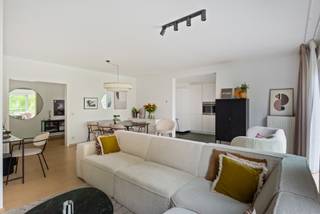 <p><span>Op zoek naar een appartement dat net dat tikkeltje anders is? Dit </span><strong><span>atypische ruim appartement (130 m²)</span></strong><span> combineert een verrassend ruime indeling met een stijlvolle, neutrale afwerking en een uitstekende ligging.</span></p>
<p><span>Gelegen in een </span><strong><span>rustige, doodlopende straat</span></strong><span>, maar tegelijk op wandelafstand van het centrum van Aartselaar, geniet je hier van het beste van twee werelden: rustig wonen met winkels, horeca, scholen en diverse voorzieningen vlakbij.</span></p>
<p><span>Het appartement beschikt over </span><strong><span>drie volwaardige slaapkamers en twee badkamers</span></strong><span>, waardoor het zowel geschikt is voor een gezin als voor wie graag over extra ruimte beschikt voor een bureau, hobby- of logeerkamer.</span></p>
<p><span>De ruime leefruimte vormt het hart van de woning en sluit mooi aan bij de verzorgde, hedendaagse inrichting. De </span><strong><span>stijlvolle en neutrale afwerking</span></strong><span> zorgt ervoor dat je hier meteen je eigen interieurstijl in kwijt kunt.</span></p>
<h3><span><br />Comfortabel én energiezuinig</span></h3>
<p><span>Ook energetisch heeft dit appartement heel wat troeven. Het behaalt een </span><strong><span>EPC-label B</span></strong><span>, mede dankzij:</span></p>
<ul>
<li><span>een geïsoleerd dak met </span><strong><span>10 cm PUR/PIR-isolatie</span></strong><span>;</span></li>
<li><span>vernieuwd buitenschrijnwerk met </span><strong><span>HR- of driedubbele beglazing</span></strong><span>;</span></li>
<li><span>een </span><strong><span>condenserende verwarmingsketel</span></strong><span>.</span></li>
</ul>
<p><span>Daarnaast is het appartement </span><strong><span>asbestveilig</span></strong><span> en is de elektrische installatie </span><strong><span>zo goed als conform</span></strong><span>. Enkel het opmaken van de nodige elektrische schema's dient nog te gebeuren.</span></p>
<p><span>Een bijkomend voordeel is de ondergrondse verdieping, waar je beschikt over een </span><strong><span>privatieve autostaanplaats én een bergkelder</span></strong><span>. Praktisch comfort dus, zowel voor de wagen als voor extra opslag.<br />Met zijn <strong>ruime oppervlakte, drie slaapkamers, twee badkamers, EPC-label B, asbestveilig attest, vrijwel conforme elektriciteit, ondergrondse staanplaats en bergkelder</strong> biedt dit appartement een bijzonder complete combinatie van wooncomfort en praktische troeven, op een rustige locatie vlak bij het centrum van Aartselaar.<br /><br />Afmetingen via energiedeskundige.<br />Beschikbaar 05/2027.</span></p>