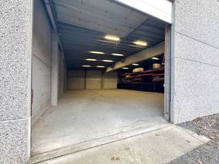 Loods voor opslag. Keuze uit 320m² bruikbare vloeroppervlakte ofwel 480m² bruikbare vloeroppervlakte. Tevens parking vooraan inbegrepen (volgens...