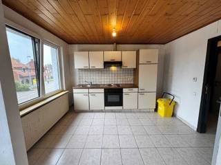 Gezellig appartement te Dessel bestaande uit: leefruimte, keuken, 1 slaapkamer en badkamer met wastafel en douche.<br /><br />Gelegen in het centrum van Dessel.<br /><br />Huurprijs = € 550/m (geen gemeenschappelijke kosten).<br /><br />Onmiddelijk beschikbaar!<br /><br />Contacteer ons kantoor voor meer info of een bezoek ter plaatse via 0470/883.731 of mail info@immo-b.be!