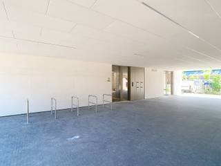 <p>Dit ruime nieuwbouw appartement te huur in Tervuren biedt een unieke combinatie van hedendaags wooncomfort, een groene woonomgeving en een uitstekende bereikbaarheid nabij het centrum. Dankzij de kwalitatieve afwerking, de royale ruimtes en de grote raampartijen geniet u hier elke dag van een aangename en lichtrijke leefomgeving.</p><p></p><p>Bij het binnenkomen wordt u verwelkomd in een ruime leefruimte met open keuken. Deze centrale leefzone vormt het hart van het appartement en biedt alle comfort voor gezellig wonen en ontspannen. De grote ramen zorgen voor een overvloed aan natuurlijk licht en creëren een mooi contact met de buitenruimte. Vanuit de leefruimte heeft u rechtstreeks toegang tot het ruime terras aan de voorzijde, dat volledig afgesloten kan worden en zo extra gebruiksmogelijkheden biedt gedurende het hele jaar. Op dit terras bevindt zich bovendien een praktische berging met wateraansluiting.</p><p>Naast de keuken bevindt zich een handige berging met aansluitingen voor een wasmachine en droogkast. Verder beschikt het appartement over een apart toilet voor gasten.</p><p></p><p>De nachthal leidt naar twee comfortabele slaapkamers. Eén van de slaapkamers heeft rechtstreeks toegang tot een eigen terras, wat zorgt voor extra privacy en buitenruimte. De badkamer is uitgerust met een douche, een enkele lavabo en een toilet.</p><p>Ook op praktisch vlak heeft dit appartement heel wat te bieden. Een private garagebox is inbegrepen en bewoners kunnen gebruikmaken van een gemeenschappelijke fietsstalling. De verbruiken zijn individueel, waardoor u uw energie- en waterverbruik zelf beheert.</p><p></p><p>De ligging vormt een absolute meerwaarde. Midden in het groen geniet u van rust, natuur en mooie wandel- en fietsmogelijkheden, terwijl het centrum van Tervuren zich op korte afstand bevindt. Winkels, scholen, restaurants, openbaar vervoer en belangrijke verbindingswegen zijn vlot bereikbaar, waardoor deze locatie ideaal is voor wie comfortabel wil wonen in een groene en residentiële omgeving.</p><p></p><p>Bent u op zoek naar een ruim nieuwbouw appartement met twee slaapkamers, terras, garage en een prachtige ligging in Tervuren, dan nodigen wij u graag uit om deze eigendom zelf te komen ontdekken. Plan nu je bezoek via: www.living-stone.be of stuur een mail naar charlotte.geyskens@living-stone.be !</p>