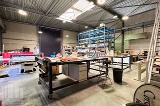 Unité PME 665 m² dans un emplacement stratégique à Puurs.<br /><br />Cette unité comprend 390 m² d’espace d’entrepôt, complétés par une mezzanine de 85 m² (hauteur libre de 3,10 m, charge admissible de 500 kg/m²) et 190 m² de bureaux.<br /><br />L’entrepôt bénéficie d’une hauteur libre de 6 m et est équipé d’une porte sectionnelle de 4 m de large sur 4,5 m de haut. Il dispose également d’aérothermes au gaz, de conduites d’air comprimé, d’une prédisposition pour un pont roulant ainsi que d’un raccordement électrique de 3 x 250 A.<br /><br />Les bureaux comprennent une salle de réunion, un open space, plusieurs bureaux individuels, des installations sanitaires ainsi qu’une cuisine avec espace repas.<br /><br />Le bâtiment a récemment fait l’objet d’une modernisation complète comprenant notamment le renouvellement de l’installation électrique et du système de protection incendie, l’installation d’une paroi vitrée sur la mezzanine, l’ajout de nouvelles fenêtres, une nouvelle cuisine et une remise en peinture complète. Grâce à sa nouvelle installation photovoltaïque composée de 38 panneaux solaires, le bâtiment affiche également d’excellentes performances en matière de durabilité.<br />En outre, le bien dispose de 8 emplacements de parking privatifs, avec possibilité d’extension à 10 places.<br /><br />Sa situation privilégiée à proximité de l’A12, avec un accès rapide aux N16 et N17, garantit une excellente accessibilité vers Anvers, Bruxelles et Saint-Nicolas.<br /><br />L’occupant actuel, STIKR, poursuivra ses activités sur place et libérera le bâtiment au plus tard lors de la signature de l’acte authentique.<br /><br />Pour plus d’informations ou pour organiser une visite sans engagement, contactez PANORAMA B2B au 03 225 03 03.