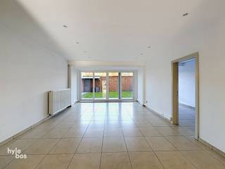 <p><span>Sint-Niklaas, Parklaan 70 bus 1, een groot gelijkvloers appartement van 152m² met  aangename living van 35  m²,  degelijk afgewerkt met inbouwspots en groot schuifraam naar een mooie stadstuin.  Ingerichte keuken met elektrisch kookvuur, dampkap en vaatwasmachine. Toegang tot de tuin met doorgang naar de garage.  Ingerichte badkamer met ligbad en douche mogelijkheid, lavabo in meubel en toilet.  Afzonderlijke wasplaats en berging, afzonderlijk gastentoilet, 3 grote slaapkamers.  Zoek je een groot appartement, zoek je rustig te wonen en heb je graag een groen uitzicht, dan moet je dit appartement zeker zien. </span></p>