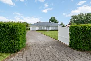 Deze eigendom is zeer verzorgd en is gelegen op een fraai aangelegd perceel. De woning is perfect geschikt voor levenslang wonen, met...