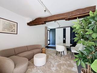 Droom jij van zorgeloos wonen in het hart van de stad? Dit gezellige en volledig bemeubelde studio appartement te huur in Antwerpen ligt in de sfeervolle Reyndersstraat. Met topzaken, gezellige terrassen en openbaar vervoer op wandelafstand geniet je hier van het ultieme stadsleven. Een uniek pand te huren op een toplocatie!<br /><br />Indeling van het appartement op de eerste verdieping zonder lift:<br /><br />-Woonkamer met slaapgedeelte (25 m²): Lichtrijke leefruimte, smaakvol bemeubeld en slim ingedeeld om te wonen en te slapen.<br />-Keuken: Ingerichte keuken voorzien van een ijskast, microgolfoven, kookvuur, spoelbak en een handige vaatwasser.<br />-Badkamer: Praktische badkamer uitgerust met een douche, toilet en een lavabomeubel.<br />-Berging: Handige opslagruimte met aansluiting voor zowel een wasmachine als een droogkast.<br /><br />Bijzonderheden:<br /><br />-Volledig bemeubeld en instapklaar<br />-huurprijs inclusief water en internet<br />-Uitstekende bereikbaarheid via openbaar vervoer, fiets en belangrijke uitvalswegen, velostation voor de deur!<br />-Gelegen in de historische binnenstad van Antwerpen<br />-EPC F<br /><br />Gelieve uw bezoek aan te vragen via de website van Dewaele