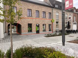 PLUSPUNTEN:<br />+ bruikbare oppervlakte: 104 m²<br />+ winkelruimte: 90 m²<br />+ gelijkvloers handelspand<br />+ apart toilet & berging<br />+ voorzien van airco<br />+ 1 privé parkeerplaats<br />+ voldoende parkeergelegenheid <br />+ Peer centrum<br />+ beschikbaar vanaf 31/10<br /><br />ALGEMEEN:<br />Dit instapklare gelijkvloerse winkelpand is gelegen op een absolute toplocatie in het hart van Peer, pal in het centrum en met een uitstekende zichtbaarheid. Dankzij de centrale ligging geniet het pand van een constante passage en een vlotte bereikbaarheid, met bovendien voldoende parkeergelegenheid in de onmiddellijke omgeving en een private parkeerplaats.<br /><br />Het handelspand beschikt over een ruime en lichtrijke winkelruimte die tal van commerciële mogelijkheden biedt, aangevuld met een praktische berging en een apart toilet. Met zijn moderne afwerking en functionele indeling vormt dit pand de ideale uitvalsbasis voor diverse handelsactiviteiten, met uitzondering van horeca, die in dit pand niet is toegelaten.<br /><br />Door de centrale ligging in Peer bevindt u zich vlak bij andere handelszaken, diensten en openbaar vervoer, wat deze handelsruimte extra aantrekkelijk maakt voor zowel ondernemers als klanten.<br /><br />INDELING:<br />+0: handelsruimte, berging, toilet<br /><br />CONTACT:<br />Wenst u een afspraak te maken voor een vrijblijvend bezoek? Stuur dan een e-mail naar info@immosign-plus.be, elke kandidaat-huurder ontvangt van ons vervolgens een vrijblijvend inlichtingenfiche. U kan best een e-mail sturen zodat wij u vervolgens direct kunnen verder helpen.