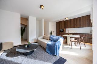 Verscholen op een rustig en kleinschalig woonerf in Deurne bevindt zich deze aangename gerenoveerde eengezinswoning. Deze woning is de tweede van 3 gerenoveerde woningen. De ligging in het binnengebied zorgt voor extra rust en privacy, terwijl alle stedelijke voorzieningen van Deurne en Antwerpen vlot bereikbaar blijven. <br />Indeling: De inkomhal brengt ons in de gezellige open leefruimte met veel lichtinval en zorgt onmiddellijk voor sfeer en rust. Aansluitend is er de stijlvolle keuken. Verder is er nog de berging/technische ruimte. Tenslotte is er beneden nog het gastentoilet. Op de 1ste verdieping geeft de lichtrijke nachthal toegang tot de 3 slaapkamers, de badkamer en een apart toilet. Authentieke elementen werden bewaard bij deze renovatie.<br />De voorgevel wordt nog afgewerkt met crepi.<br />Troeven: <br />- high end gerenoveerd<br />- EPC A<br />- warmtepomp/airco<br />- strategische locatie<br /><br />Lijkt deze woning iets voor u? Neem dan snel contact op via 03 360 85 30.