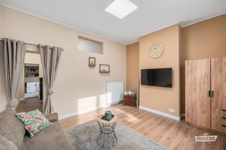 Op zoek naar een betaalbare, centraal gelegen woonst aan de Belgische kust? Dit gerenoveerde gelijkvloersappartement in de Consciencestraat 41 biedt een aangename combinatie van comfort en een bijzonder centrale ligging.<br /><br />Bij binnenkomst wordt u verwelkomd in de inkomhal, die leidt naar de leefruimte aan de voorzijde van het appartement. Dankzij de hoge plafonds geniet deze ruimte van een aangenaam gevoel van openheid. Verder beschikt de eigendom over een slaapkamer, een praktische keuken met eethoek en een badkamer met douche, wastafel en toilet. Het appartement werd volledig gerenoveerd en is dan ook een interessante keuze voor wie zonder grote werken wil starten.<br /><br />De ligging in het centrum van Blankenberge is een absolute troef. Vanuit de Consciencestraat bereikt u op wandelafstand de zeedijk, het strand, winkels, horeca en alle dagelijkse voorzieningen. Een ideale opportuniteit voor wie de vastgoedmarkt aan de kust wil betreden, als vaste woonst of tweede verblijf.<br /><br />Interesse in dit appartement te koop in Blankenberge? Vraag vandaag nog je bezoek aan via Immo Francois Blankenberge.<br /><br />Denk je eraan om je woning in Blankenberge te verkopen? Neem vrijblijvend contact op met Iben van Immo Francois in Blankenberge voor een gratis schatting via iben@immofrancois.be.<br /><br />