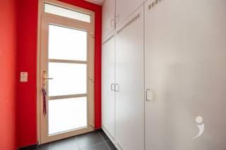 <p><span>Découvrez cet appartement au rez-de-chaussée, prêt à l'emploi, dans un quartier très calme près de Louvain. Vous entrez par un hall d'entrée agréable avec un placard intégré. La salle de séjour lumineuse offre à la fois un coin salon confortable et un coin repas et communique avec la cuisine pratique, équipée de plaques de cuisson, d'un lave-vaisselle, d'un évier, d'un réfrigérateur et de nombreux placards.</span></p><p><span>Une pièce de rangement séparée, pouvant accueillir un lave-linge et un sèche-linge, est située à côté, idéale pour un rangement supplémentaire. L'appartement dispose de deux chambres de taille normale et d'une salle de bains avec baignoire/douche, toilettes et lavabo.</span></p><p><span>À l'extérieur, vous pourrez profiter d'une terrasse couverte et d'un jardin privé. Il y a également un garage privé. L'appartement est actuellement loué.</span></p><p><span>Vous cherchez un appartement prêt à être emménagé ou un bien d'investissement ? Contactez-nous au 016 15 31 15 ou à info@immolivit.be.</span></p>