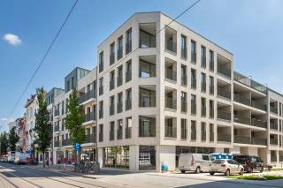 Bent u opzoek naar een prachtig nieuwbouw appartement in een gezellige buurt?<br /><br />Dan is een appartement in het Poort Op ‘t Zuid zeker iets voor u!<br /><br />De omgeving van de Balansstraat en de Bredrodestraat op de brederodewijk, is het perfecte decor voor zowel jong als oud. Omringd door tal van hippe terrasjes, leuke restaurants en winkels maken van deze ligging een toplocatie. <br /><br />Bij het betreden van dit leuk appartement komt u binnen in een ruime inkomhal waar u een gastentoilet terugvindt en ingemaakte kasten die voorzien zijn van aansluitingen voor was- en droogmachine.<br /><br />De leefruimte met moderne ingerichte openkeuken beschikt over enorm veel lichtinval dankzij de grote raampartijen en het riante terras.<br />Dé troef? De ondergrondse parkeerplaats die u kan huren aan €125,00/maand.<br /><br />Het appartement wordt nog volledig geschilderd en wordt voorzien van gordijnen en verlichting.<br /><br />- Huurprijs: €1.250,00/maand<br />- Kosten: €120,00/maand (incl verwarming)<br />- Beschikbaarheid: Onmiddellijk<br /><br />Laat deze unieke buitenkans u niet voorbijgaan en contacteer LISTED voor een persoonlijke rondleiding: +32 3 283 51 51.