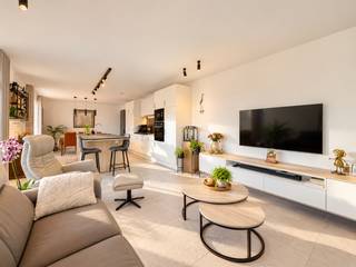 Dit <strong>RUIME EN ENERGIEZUINIGE APPARTEMENT</strong> uit <strong>2023 </strong>bevindt zich in de KLEINSCHALIGE RESIDENTIE ARCADIA in Eine. Met slechts zeven appartementen geniet u hier van een aangename combinatie van <strong>RUST, PRIVACY EN HEDENDAAGS WOONCOMFORT</strong>.<br /><br />Met een woonoppervlakte van ca. 104 M² biedt het appartement een bijzonder aangenaam ruimtegevoel. De <strong>LICHTRIJKE LEEFRUIMTE </strong>sluit mooi aan op de kwalitatief ingerichte keuken.<br /><br />Verder zijn er een inkomhal, een praktische berging/wasplaats, <strong>2 VOLWAARDIGE SLAAPKAMERS</strong>, een ingerichte badkamer en een afzonderlijke toilet.<br /><br />De <strong>HOOGWAARDIGE AFWERKING EN KWALITATIEVE MATERIALEN</strong> zijn doorheen het appartement duidelijk aanwezig. Ook energetisch is deze eigendom helemaal klaar voor de toekomst, met EPB-LABEL A, VLOERVERWARMING, EEN THERMISCHE WARMTEPOMP MET AIRCOFUNCTIE en 4 ZONNEPANELEN.<br />Buiten geniet u van een aangenaam <strong>RUIM EN ZONNIG TERRAS</strong>. Een <strong>PRIVATIEVE GARAGEBOX EN FIETSENBERGING,</strong> beide inbegrepen in de prijs, zorgen voor extra praktisch comfort.<br /><br />Het <strong>CENTRUM VAN EINE </strong>bevindt zich vlakbij, terwijl de nabijheid van de N60 voor een uitstekende bereikbaarheid zorgt.<br />Een <strong>RUIM, HOOGWAARDIG AFGEWERKT EN ENERGIEZUINIG APPARTEMENT</strong> dat hedendaags wooncomfort, ruimte en een gunstige ligging mooi combineert.<br /><br />Adres: Nestor de Tièrestraat 54 Bus 202 te Oudenaarde<br /><br />EPC: 2 kWh/m²; G-score en P-score A; Bestuursmaatregelen in het maatregelenregister: Neen; Beschikbaarheid: Na verlijden van akte