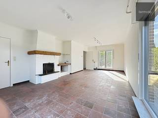 Deze gezellige vrijstaande woning werd recent her opgefrist.Ze werd volledig herschilderd en voorzien van nieuwe ramen en alle verlichting.Alle...