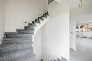 <p><span>Ruim en lichtrijk appartement van maar liefst 173 m², uitstekend gelegen aan de Boudewijnlaan in Aalst. Dankzij de strategische ligging geniet u hier van een vlotte bereikbaarheid naar onder meer de ziekenhuizen, de opritten van de E40, winkels, scholen en het centrum van Aalst. Een ideale combinatie van ruimte, comfort en mobiliteit. </span></p><p><span> </span></p><p><span>Dit appartement maakt deel uit van een kleine residentie met slechts één onderbuur, beschikt over een rechtstreekse aparte ingang langs de zijkant van het gebouw en is bovendien vrij van VME en syndickosten  een grote troef voor wie onafhankelijk en zorgeloos wil wonen.</span></p><p><span> </span></p><p><span>Het gebouw werd opgericht in 2010. Het appartement zelf werd nog niet finaal afgewerkt, maar dit kan in overleg met de verkoper verder worden afgewerkt. U kan er uiteraard ook voor kiezen om het volledig naar eigen smaak en stijl af te werken. De elektriciteit wordt nog conform gemaakt. </span></p><p><span> </span></p><p><span>Bij het binnenkomen verwelkomt de lichtrijke inkomhal met trappenhal u naar de eerste verdieping, waar zich een zeer ruime leefruimte, keuken, berging en apart toilet bevinden. Achteraan is er bovendien de mogelijkheid tot het afwerken van een aangenaam terras. Op de bovenste verdieping vindt u de nachthal, twee volwaardige slaapkamers, een dressing of extra bergruimte en een ruime badkamer. Daarnaast beschikt u nog over een praktische zolderverdieping die perfect dienst kan doen als extra opslagruimte.</span></p><p><span> </span></p><p><span>Kortom: een uitzonderlijk ruim appartement met tal van mogelijkheden, ideaal voor wie comfortabel wil wonen en tegelijk zijn eigen afwerkingskeuzes wil maken. </span></p><p><span> </span></p><p><span>Voor meer informatie en/of een bezoek, contacteert u Didier op het nummer 0476/ 73. 17. 99.</span></p><p><span> </span></p>