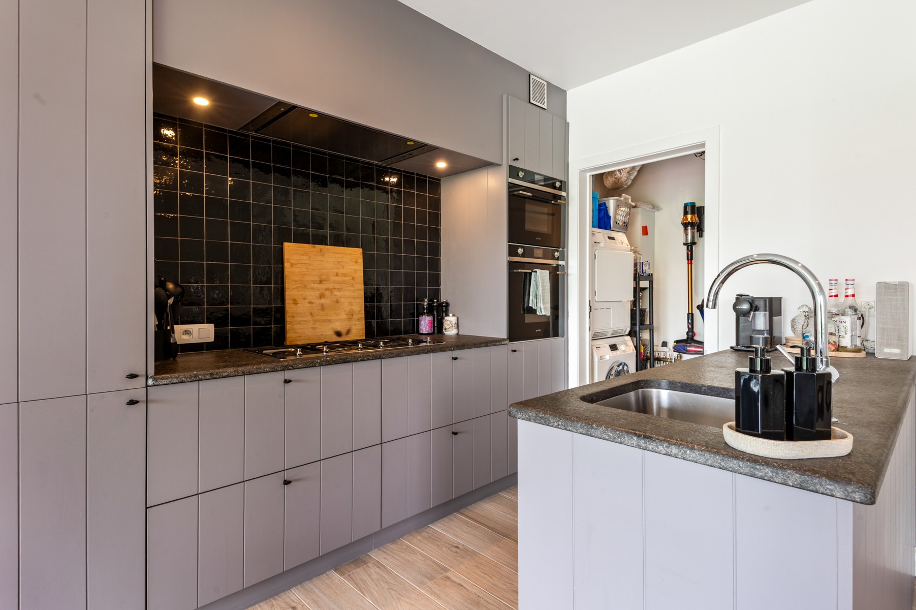 Goed gelegen gelijkvloers appartement met 1 slaapkamer, tuin en garage - foto 4