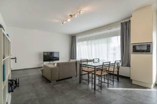 Net huurappartement op de gelijksvloerverdieping (67m²) met 2 slaapkamers; badkamer , ruime living met open keuken en aparte berging. Gelegen in hartje Leopoldsburg nabij winkels, scholen, park en openbaar vervoer (incl.treinstation) Vanaf 1 september 2026 beschikbaar. Tel voor info 011/76 7676.