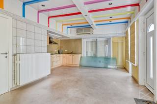 <strong>Handelspand met woonst (315m²) te koop in Ham</strong><br /><br />Bij binnenkomst komen we binnen in de ruime praktijkruimte (28m²) met bergruimte en bureau. Aan de achterzijde van de woning bevinden zich de ruime keuken (48m²) en leefruimte (45,74m²). De keuken is uitgerust met een gasvuur en dampkap, een oven, een koffiemachine en een vaatwasser. De leefruimte is voorzien van een pelletkachel die zorgt voor extra warmte en gezelligheid. <br /><br />Verder is er op de gelijkvloers nog een sauna met stoomdouche en gewone douches. <br /><br />Voor het parkeren van de wagen, of voor extra stockageruimte, is er nog de inpandige garage (51,12m²). <br /><br />Op de eerste verdieping zijn er drie ruime slaapkamers (20,77m², 12,72m² en 13,76m²), een badkamer en een bureauruimte met toilet. De badkamer is voorzien van een dubbele lavabo, een douche en een toilet. Via de bureauruimte is er een vaste trap naar de zolderverdieping (55m²) die nog heel wat potentieel biedt.<br /><br />De woning wordt verwarmd via centrale verwarming op aardgas. Het dak werd in 2018 volledig vernieuwd en geïsoleerd en er zijn 16 zonnepanelen aanwezig met een totaal vermogen van 4.720 Wattpiek. De berekende energiescore bedraagt 220 kWh/m²jaar wat resulteert in een energielabel C.<br /><br />De zuid georiënteerde tuin heeft een oppervlakte van 7a 16ca, hier is het heerlijk vertoeven.<br /><br />Spreekt dit handelspand met woonst jullie aan? Contacteer ons via info@bosmanvastgoed.be voor meer info of een bezoek ter plaatse. Wij helpen jullie graag verder!