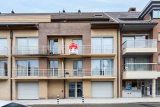Zwevegem: Ruim appartement te koop met 3 slaapkamers, voor- en achterterras en autostaanplaatsDit goed onderhouden appartement biedt een comfortabele...