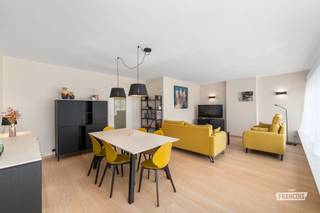 Bent u op zoek naar een instapklaar appartement aan de kust met ruimte, comfort én een uitstekende ligging? Dan is dit bijzonder aangenaam appartement in Blankenberge beslist een bezoek waard. Gelegen aan een rustig en groen park combineert deze woning een serene woonomgeving met een centrale ligging, waarbij het bruisende centrum en de zeedijk zich op wandelafstand bevinden.<br /><br />Het appartement werd vernieuwd en uitstekend onderhouden, waardoor u hier zonder grote zorgen of onmiddellijke renovatiewerken uw nieuwe thuis kunt maken. De grote raampartijen zorgen voor een overvloed aan natuurlijk licht en creëren een bijzonder aangename sfeer in de leef- en eetruimte. Vanuit de ingerichte keuken heeft u toegang tot het eerste terras, terwijl ook de drie volwaardige slaapkamers uitgeven op een tweede terras. Een bijzonder aangename troef die extra buitenruimte en licht biedt.<br /><br />De praktische indeling omvat een inkomhal met vestiairemogelijkheid, een ruime leef- en eetruimte, een modern ingerichte keuken, drie volwaardige slaapkamers, een verzorgde badkamer en een handige berging. Daarnaast beschikt het appartement over een privatieve kelderberging. Wie extra comfort wenst, heeft bovendien de mogelijkheid om een garage aan te kopen.<br /><br />Ook op technisch vlak is dit appartement volledig up-to-date. Met een gunstig EPC-label B en een volledig conforme elektrische installatie beschikt u over een energiezuinige en technisch geruststellende woning die klaar is voor de toekomst. Het appartement kan door z'n grootte aanschouwd worden als woonappartement maar is door z'n uitrusting en locatie ook uitermate geschikt voor (vakantie)verhuur. De meubels kunnen desgewenst ook worden aangekocht.<br /><br />