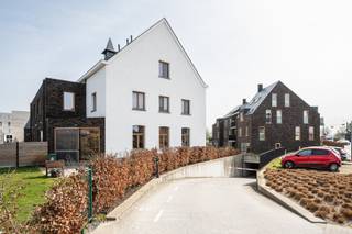 In deze groene residentie vinden we een gerenoveerd klooster waarin het appartement werd ondergebracht. Het ruime, lichtrijke appartement bevindt...