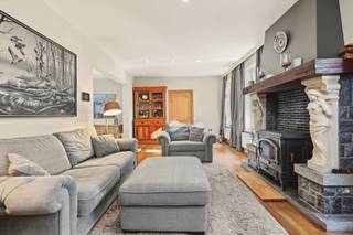Heerlijk wonen met zicht op blijvend groen. Zo kan je kort samenvatten wat wonen in deze volledig gerenoveerde woning inhoudt.<br />In 2013 werd deze woning op enkele muren na volledig vernieuwd en werd er gekozen voor duurzame en kwalitatieve materialen. Dit maakt dat de woning dan ook instapklaar is. De aantrekkelijke voorgevel nodigt je meteen ook uit om de woning verder te ontdekken.<br /><br />Vanuit de ruime inkomhal met vestiaire en gastentoilet kom je in de leefruimte. Deze bestaat uit twee delen, een zithoek op een massieve en originele parket met houtkachel met rondom een imposante schouw. De eetkamer gaat dan weer naadloos over in de open keuken waar het heerlijk koken is met zicht op de tuin. De keuken zelf is volledig geïnstalleerd en voorzien van gasvuur, vaatwasser, oven, combi-oven en ingebouwde koelkast. Vanuit de leefruimte kan je eveneens naar een ruimte welke momenteel is ingericht als bureau maar eveneens kan dienen als slaapkamer op het gelijkvloers én bovendien een eigen douchekamer heeft. Het grote raam met open zicht op de tuin en achterliggend bos zorgt dan ook voor instant rustgevoel. Deze ruimte met de keuken en eetkamer genieten tevens van vloerverwarming. <br /><br />Op het verdiep welke geniet van een nachthal met ingemaakte kasten vinden we een eerste kamer terug welke kan dienen als bureau of dressing, een eerste slaapkamer en badkamer voorzien van ligbad, inloopdouche, dubbel wasmeubel en toilet. Op het einde van de nachthal kom je in de masterbedroom welke tot in de nok opengemaakt is. <br /><br />Terug op het gelijkvloers vinden we nog een ruime garage terug met automatische poort waar ook alle nutsvoorzieningen binnenkomen. Vanuit de garage kan je tevens ook makkelijk naar het terras op een blauwe steen. <br /><br />De tuin welke grenst aan een prachtig parkdomein zorgt ervoor dat je heerlijk kan gieten van de rust en het groen. In de tuin is er eveneens een eiken tuinhuis als een tweede tuinhuis met diverse mogelijkheden. Momenteel ingericht als garage maar kan perfect omgevormd worden tot poolhouse of andere ruimte. <br />Naast de woning is er tevens nog een kwalitatieve eiken carport voorzien. <br /><br />Met andere woorden een instapklare woning met verschillende pluspunten. Maak een afspraak en laat de woning zelf u overtuigen.