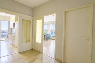 Het appartement is gelegen op de zesde verdieping van een goed onderhouden gebouw en biedt een comfortabele woonomgeving op een central locatie.<br /><br />Omvatten: Een ruime inkomhal met praktische ingemaakte vestiairekasten. Volledig geïnstalleerde keuken is afgewerkt met een duurzaam marmeren werkblad en biedt alle comfort voor dagelijks gebruik. Aansluitend tot een terras.<br /><br />2 Ruime slaapkamers, grote Living, 1 afzonderlijk gastentoilet, 1 badkamer met douchecabine en aansluitingen voor wasmachine en droogkast. Daarnaast is er een privatieve kelderberging inbegrepen.<br /><br />Troeven van het appartement:<br /><br />Grote raampartijen met dubbele beglazing die zorgen voor een overvloed aan natuurlijk licht.<br />Zeer centrale ligging, op wandelafstand van scholen, winkels en openbaar vervoer.<br />Twee liften aanwezig in het gebouw.<br />Recent gerenoveerde inkomhal/lobby.<br />Goed onderhouden residentie.<br />Dit appartement is de ideale keuze voor wie op zoek is naar een comfortabele woonst met veel lichtinval en een uitstekende bereikbaarheid.