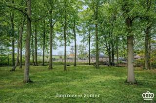 <p><span>Prachtig in het groen gelegen gelijkvloerse woning uit de jaren 70 met o.a. leefruimte, ingerichte leefkeuken, berging, 4 slaapkamers, ingerichte badkamer op een omheind perceel van 2.713m²!</span></p><p><span> </span></p><p><span>INDELING</span></p><p><span> </span></p><p><span>Gelijkvloers:</span></p><p><span>Inkomhal op parket met vestiaireruimte, gastentoilet met handenwasser.  D.m.v. glazen deur toegang tot de leefruimte op visgraatparket, deze is onderverdeeld in zitgedeelte met houtkachel en eetgedeelte.  Deze ruimte geniet veel lichtinval door de grote raampartijen die uitgeven op de tuin.  Ingerichte leefkeuken op retro tegels.  voorzien van combi oven, koelkast, aparte vriezer, inductiekookplaat, dampkap en dubbele wasbak.  Aansluitend bijkeuken met spoelbak en buitendeur.  Nachthal met ingemaakte kasten geeft uit op 3-4 slaapkamers met ingemaakte kasten. </span></p><p><span> </span></p><p><span>Kelder:</span></p><p><span>Vanuit de bijkeuken toegang tot de zeer ruime kelderruimte met uitbreidingsmogelijkheden, dubbel inpandige garage en wasplaats met voorziening wasmachine en droogkast.</span></p><p><span> </span></p><p><span>Tuin:</span></p><p><span>Ruime oprijlaan met mogelijkheid voor het parkeren van 4 wagens.  Ruime parktuin met 2 aangelegde terrassen en zicht op landerijen.</span></p><p><span> </span></p><p><span>Bijzonderheden:</span></p><p><span>Rustig gelegen in het groen </span></p><p><span>Rolluiken</span></p><p><span>Elektriciteit conform </span></p><p><span>Goed onderhouden</span></p><p><span> </span></p>