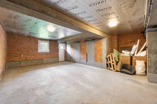 <p><span>Uitstekend gelegen ten zuiden van het Park Rivierenhof, rustig dichtbij groen maar toch vlot bereikbaar.</span></p><p><span>Indeling: Diepe garage voor drie auto's achter elkaar. Kan evengoed gebruikt worden als opslag of magazijn/atelier.. Verder drie bergingen en toegang tot de tuin. 6,5m breed achteraan 4,19m vooraan op 13,84m in diepte. Kan apart aangekocht worden of in combinatie met de appartementen die erboven te koop staan.</span></p><p><span>Info/bezoek: 03/283 05 00 - <span>george@sinjoor.be</span></span></p>