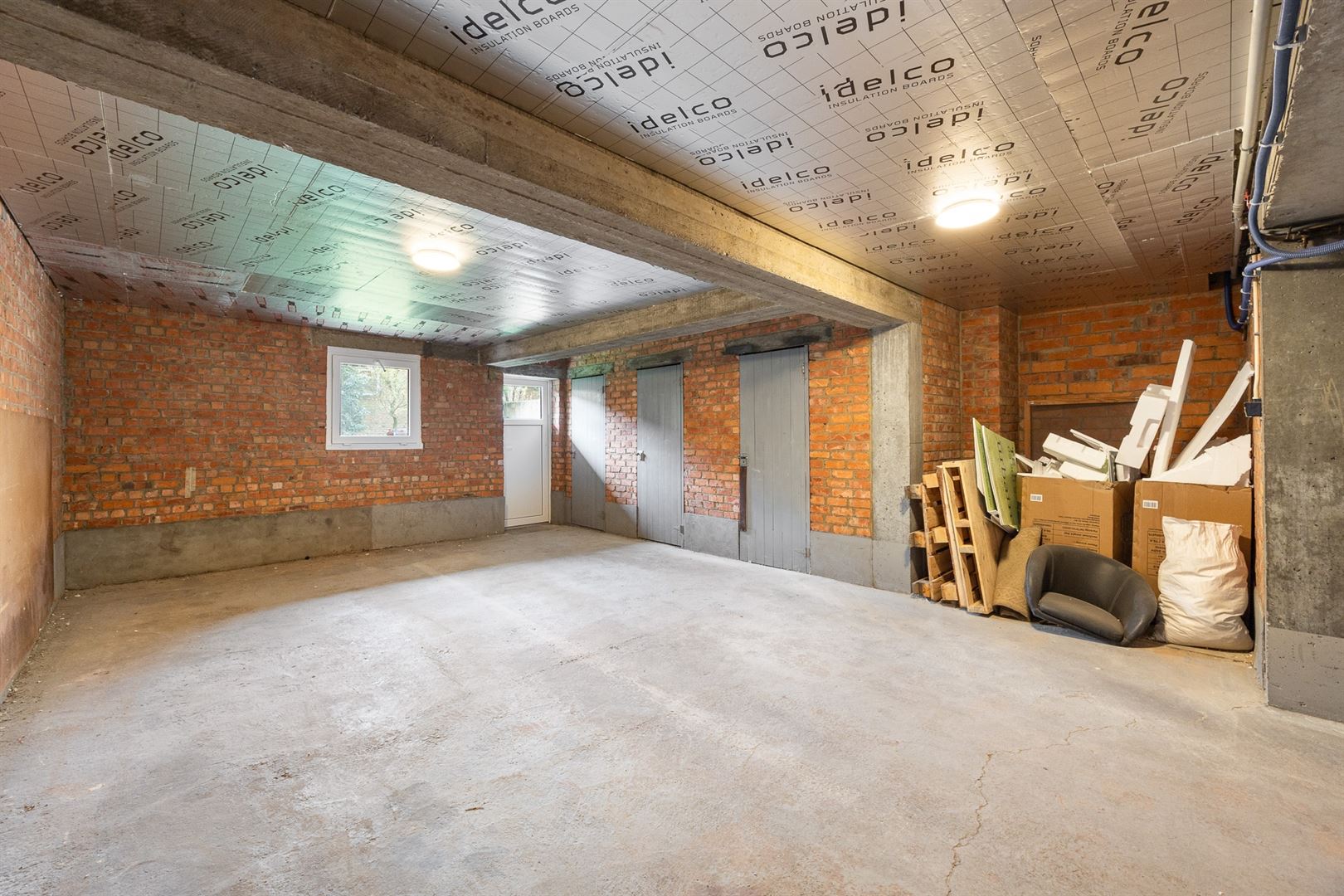 Gelijkvloerse triple garage/magazijn met tuin - foto 3