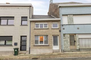 Charmante renovatiekans in Ronse. www.grotemarijve20.beDeze rijwoning biedt een stevige basis met veel potentieel om er jouw thuis van te maken. Gelegen in het centrum van Ronse geniet u van een centrale ligging met vlotte toegang tot winkels, openbaar vervoer en andere lokale voorzieningen. Op de begane grond vindt u de leef- en eetkamer. aangrenzend ligt de keuken. Vanuit de keuken loopt u door naar de sanitaire ruimte.De woning beschikt over een achtertuin met diverse bijgebouwen en een origineel tuinschuurtje. De tuin geeft u bovendien de mogelijkheid tot een zonnige zithoek, volwaardige buitenruimte en misschien een terras, ideaal voor ontspanning of buiten dineren.Bovenverdiepingen herbergen meerdere ruimten met potentieel voor slaapkamers, een bureau of een knusse tv-kamer. De zolderruimte biedt extra mogelijkheden voor extra slaapkamers, een speelkamer. Deze woning is uitermate geschikt voor wie een project zoekt met veel toekomstpotentieel: u bepaalt de indeling, afwerking en sfeer helemaal zelf, zodat u stap voor stap een comfortabel, eigentijdse thuis creëert. Deze woning is zowel voor investeerders als voor particulieren een buitenkans!