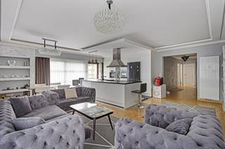 Op zoek naar een eigentijds en ruim appartement met veel lichtinval ? Ontdek dit schitterende appartement gelegen aan de Nieuwelaan 125,...