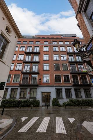 Dit recente appartement geniet een uitzonderlijke ligging in het historische centrum van Brussel, op wandelafstand van de Grote Markt (±300 m) en Manneken Pis (±50 m). <br />Dankzij de open architectuur en grote raampartijen baadt de woonruimte in natuurlijk licht, wat zorgt voor een aangenaam gevoel van ruimte en comfort.<br />Met een bewoonbare oppervlakte van ca. 100 m² is dit instapklare appartement bijzonder ruim en praktisch ingedeeld. <br />De inkomhal beschikt over een apart gastentoilet en geeft toegang tot de lichtrijke leef- en eetruimte met een terras. Aansluitend bevindt zich de halfopen, volledig ingerichte keuken.<br />Het appartement telt twee volwaardige slaapkamers. <br />De master bedroom beschikt over een badkamer met ligbad, terwijl de tweede slaapkamer is uitgerust met een aparte douchekamer. Daarnaast is er een handige berging aanwezig.<br />Verder beschikt het appartement over een privatieve kelderberging. In het gebouw zijn bovendien een gemeenschappelijke fietsenberging en wasruimte voorzien.<br />Het appartement werd verhuurd aan €1.450 per maand, wat het uitermate interessant maakt als investeringspand of als AIRBNB!<br /><br />Sterke punten:<br />• Toplocatie centrum Brussel<br />• Recent en energiezuinig gebouw <br />• Volledig instapklaar<br />• Ideaal als opbrengsteigendom<br />• Verhuurklaar<br />________________________________________<br />Technische gegevens<br />• Bouwjaar: 2017<br />Comfort &amp; voorzieningen<br />• Terras<br />• Lift<br />• Kelderberging<br />• Ventilatiesysteem<br />• Gemeenschappelijke fietsenberging en wasplaats