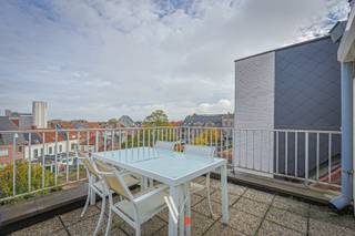 Vanuit deze centraal gelegen en perfect onderhouden studio ligt alles binnen handbereik: station Izegem op 150 meter, restaurants op 50...