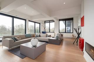 In de stijlvolle Residentie Bonneterie (bouwjaar 2015), vlakbij het Park Forrestier, bevindt zich dit luxueuze appartement met een bewoonbare oppervlakte van 162 m² (EPC), gelegen op de 4de verdieping. Het appartement combineert ruimte, comfort en veel lichtinval met een uitzonderlijke buitenruimte.<br /><br />Via de royale inkomhal met gastentoilet bereikt u de nachthal, die toegang biedt tot drie ruime slaapkamers, waarvan één met rechtstreekse toegang tot het terras. Verder beschikt het appartement over twee badkamers: één met ligbad en toilet en een tweede uitgerust met een inloopdouche, een praktische berging en met aansluiting voor wasmachine.<br /><br />De lichtrijke leefruimte met haardvuur op aardgas sluit naadloos aan op de moderne, volledig uitgeruste keuken, die eveneens toegang biedt tot het ruime zonovergoten terras van ca. 100 m². Hier geniet u in alle rust van prachtige vergezichten over Brussel. <br /><br />Openbaar vervoer, handelszaken, scholen en tal van recreatieve mogelijkheden bevinden zich op een boogscheut van het appartement.<br /><br />Divers: Ingemaakte kasten, parket- en tegelvloeren, individuele verwarming op aardgas, elektriciteit is nagenoeg conform, EPC C, stedenbouwkundige inlichtingen, bodemattest, kadastrale gegevens en syndicusattesten in aanvraag, alarminstallatie, videofoon, autostaanplaats (+ €25.000) en ventilatiesysteem.<br /><br />Dankzij de ruime indeling, kwalitatieve afwerking en unieke buitenruimte is dit appartement een zeldzame opportuniteit voor wie comfortabel wil wonen vlakbij de hoofdstad.<br /><br />