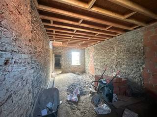 In de rustige Dokter De Bruyckerstraat in Wetteren bevindt zich dit casco-pand op een perceel van ca. 68 m² met een zuidgerichte tuin. De woning...