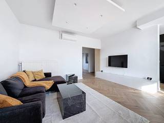 Appartement gelegen op de tweede verdieping (zonder lift):- inkomhal- leefruimte op visgraat laminaatvloer met open keuken en veel lichtinval- open keuken met mat zwarte fronten voorzien van oven, microgolf, spoelbal gasfornuis, ijskast, vaatwasser en voldoende kastruimte- volledig gerenoveerde badkamer voorzien van inloopdouche, enkele spoelbak en aansluiting voor wasmachine/droogkast- twee slaapkamers voorzien van ingemaakte kasten (10-14 m²)- terrasBijzonderheden:- extra berging beneden- slim verlichtingssysteem voorzien- gemeenschappelijke kosten 15 euro/maand- EPC E, nieuw EPC in opmaak- kleinschalig gebouw, slechts één buur- beschikbaar per 15/03